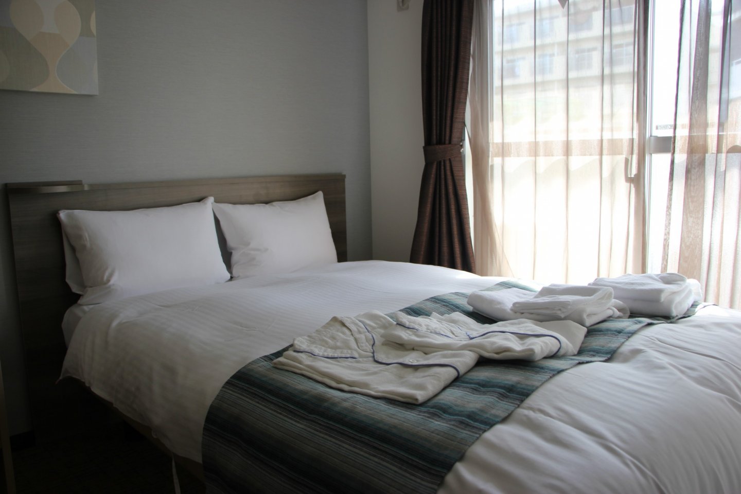 Kamar tidur dilengkapi handuk dan jubah mandi