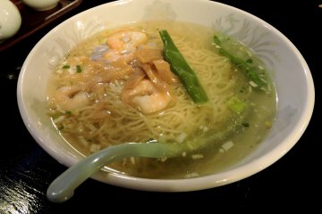 <p>Shrimps and noodles in soup</p>