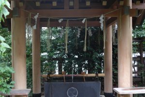Shiba Daijingu is peaceful place where people come to pray quietly during the day.