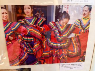 Я не застала настоящих танцовщиц в народных костюмах, так что пришлось довольствоваться фото с прошлого года