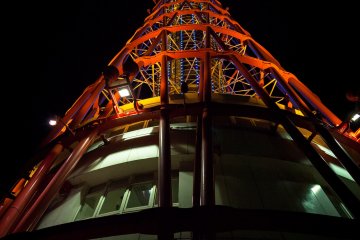 <p>Kobe Port Tower - sadly, the observation deck is closed at night</p>