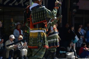 Một samurai đứng yên chuẩn bị màn trình diễn