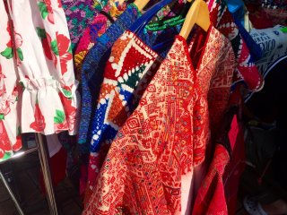 Пончо - традиционная латиноамериканская одежда, но в первую очередь в нем изображают мексиканцев