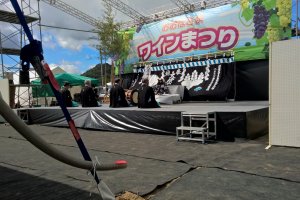 Các Tu sĩ Kagura cầu phúc cho sự bắt đầu của lễ hội