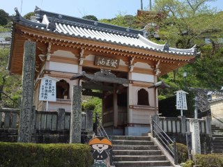 Front gate of Yakuoji (No.23)