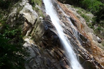 <p>This waterfall is worth a visit</p>