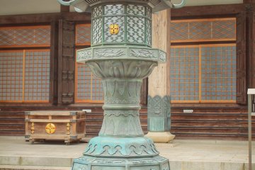 <p>Lantern in front of the main building</p>