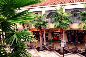 Kispa La Park plays tribute to the ancient south seas trading route of the Nankaido with its palm trees and&nbsp;Mediterranean&nbsp;architecture in the courtyard.&nbsp;
