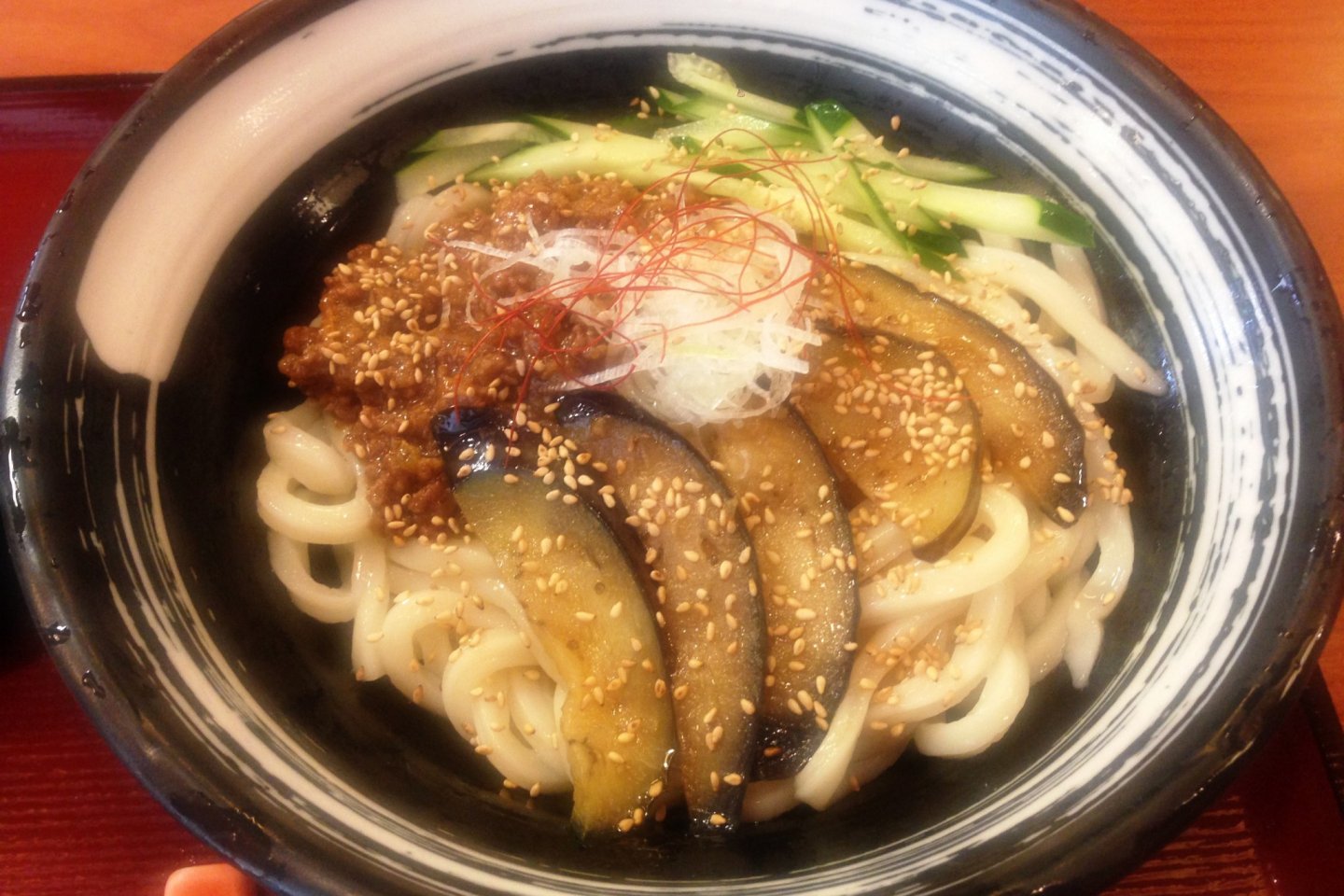 Kineya celebrates the cuisine of western and southern Japan, such as handmade Sanuki Udon noodles, as well as noodles with Kishu plum and leeks.