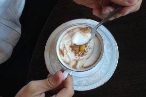 Cappuccino hangat di Deux Cafe