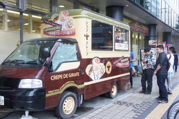 <p>The Giraffe Crepe food truck with a queue of eager&nbsp;costumers</p>