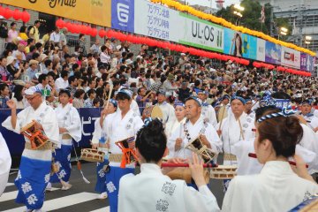 음악단체 나리모토. 많은 종류의 일본 전통 악기들이 사용된다