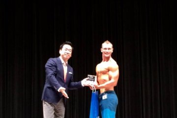 <p>Jeff Hales wins the 2015 Sendai Open physique category</p>