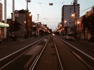 Jalur trem Kota Hakodate di kala sore.
