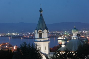 <p>Night view from the foot of Mt.Hakodate, with the Russian Orthodox Church and the port in the background.</p>