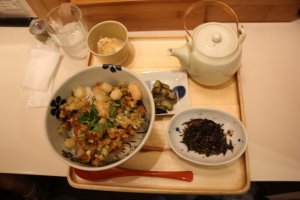 Большая порция риса в креветками, чайник с чаем, цукемоно в виде огурцов, тофу и водоросли
&nbsp;