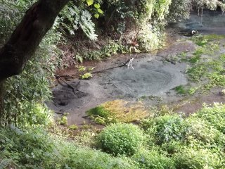 Ở đây, bạn có thể thấy những hòn sỏi lăn qua lăn lại ở dưới lòng sông vì dòng nước phun lên từ mặt đất
