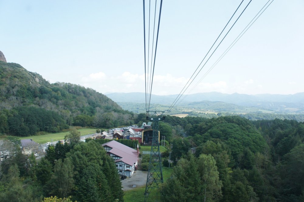 Untuk menikmati pemandangan di Usuzan, pertama-tama Anda akan dibawa naik dengan ropeway/cablecar.