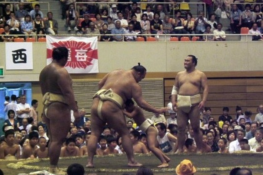 Pegulat sumo bertanding dengan anak lokal (roadshow terakhir 2007 di Matsumoto)