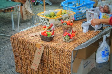 <p>Alishan Market Day 2015: you can buy homegrown goods</p>