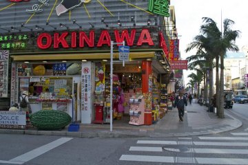ถนนโคะคุไซ โดะริ (Kokusai Dori) รู้จักกันว่าเป็นถนนมหัศจรรย์ เป็นสัญลักษณ์ของการฟื้นตัวของโอกินาวะ หลังจากสงครามโลกครั้งที่สอง