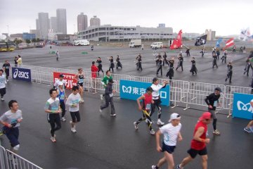 Another shot of finishers running