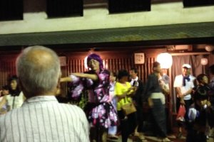 Orang-orang menggunakan kostum Harajuku dan aksesoris tari