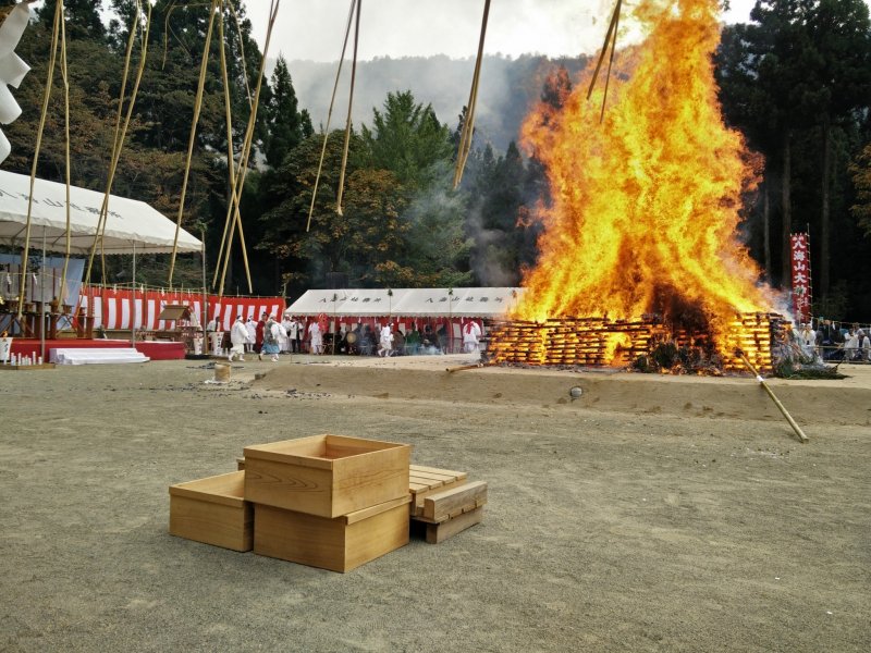 <p>The main pyre in full flame</p>