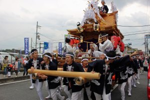 Tim Nagao menarik danjiri untuk awal acara festival