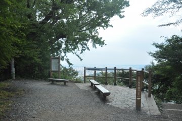 <p>A viewing platform on Trail 1 that offers great views of the city beneath</p>