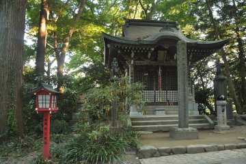 <p>A small shrine right behind the main gate</p>
