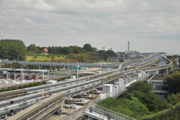 <p>Two monorail lines take people from Osaka to the entrance of the park</p>
