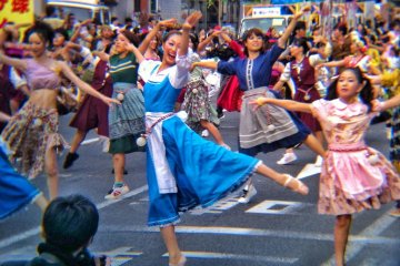 Dancers on Chifune-Dori