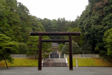 <p>Mausoleum of Empress Teimei, called Tama no Higashi no Misasagi</p>