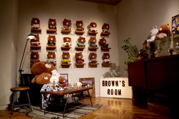 <p>An overload of Brown plush toys</p>
