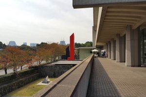 도쿄 국립 근대 미술관의 베란다와 단풍이 들기 시작한 기노쿠니 언덕길의 가로수.