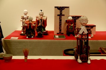 Replicas of winding dolls wearing kimonos