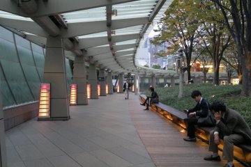 <p>Sitting spaces in front of Mori Tower, just when the lights are turned on.</p>