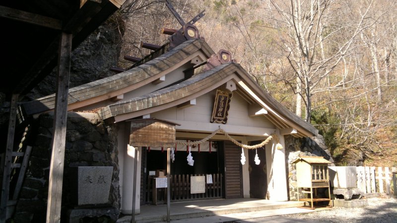Окуся, последний и самый высокий храм из Тогакуси Дзиндзя, посвящённые божеству, бросившему каменную дверь и выманившему Богиню Солнца из ее укрытия. Сам храм на удивление маленький, но привлекает многих посетителей, которые наслаждаются фантастическими пейзажами, стоя на крутом склоне горы Тогакуси.