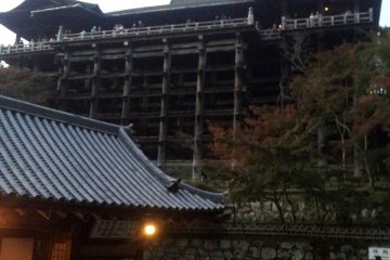 <p>ระเบียง วัดคิโยมิสึเดระ (清水寺 Kiyomizu-dera)</p>