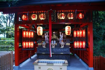 <p>ศาลเจ้า ใน วัดคิโยมิสึเดระ (清水寺 Kiyomizu-dera)</p>