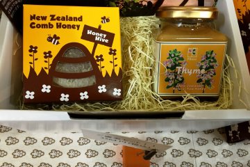 <p>Подарочный набор с медом в сотах и тимьяновым медом</p>