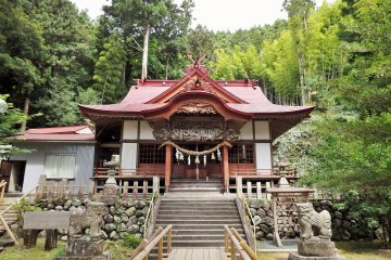<p>Be sure to look closely at the impressive and detailed wood carvings on the shrine.</p>