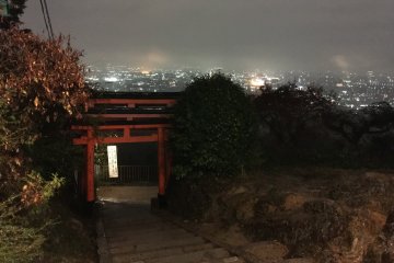 <p>This is a resting spot with a good view of Kyoto City, and that&#39;s also the point where most people would go back down.</p>