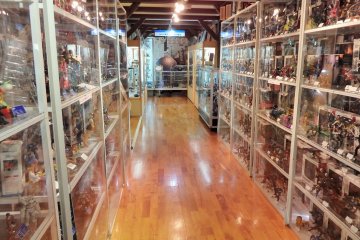 <p>The museum houses thousands of model kits and figurines.</p>