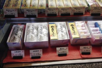 Murasame is packaged in rectangular shapes at Koyamabaikado Store.&nbsp;Unlike anko jelly, there is no hardness&nbsp;even though they are both made from adzuki red beans.
