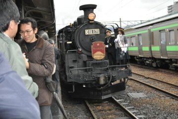 Steam Locomotive Niseko pleasing the crowds in Otaru