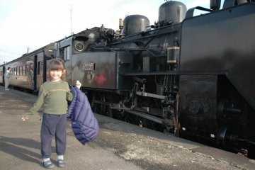 Happy passenger and locomotive at Niseko Station
