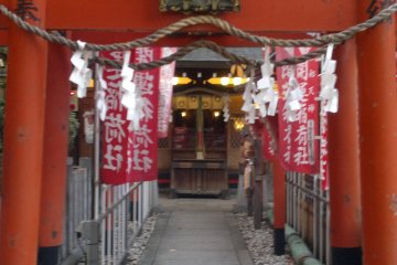 <p>Kaiuninarisha, the Four Inari Gods that was enshrined to Tsuyu no Tenjinja in 1910</p>
