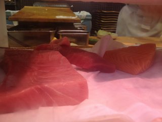 Bau ikan seketika kamu memasuki bar sushi, ini bagus, karena ini berarti kamu akan memakan ikan yang segar
